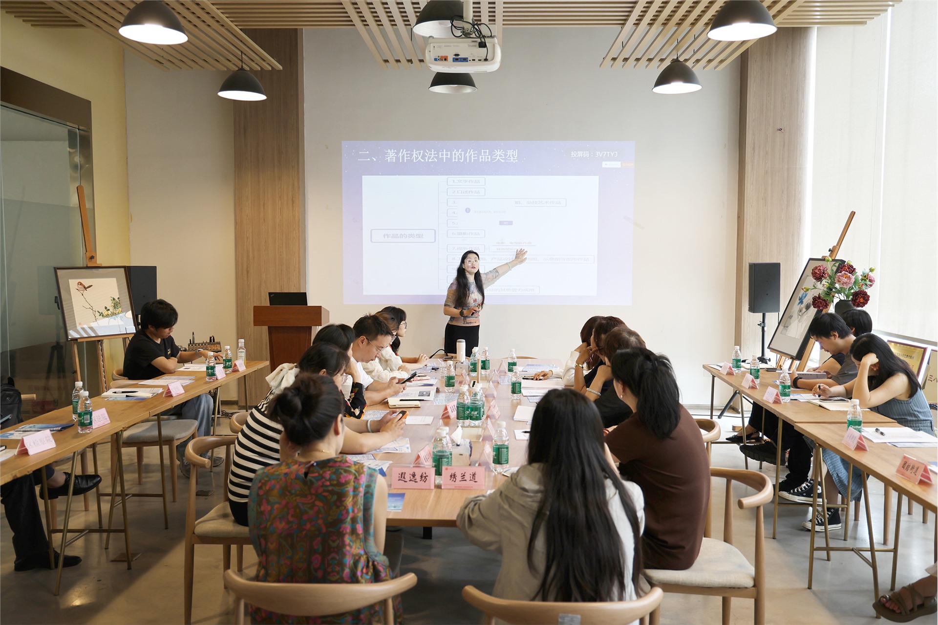 版权培训送进蜀绣工坊 郫都以全链条保护激活民间文艺新活力