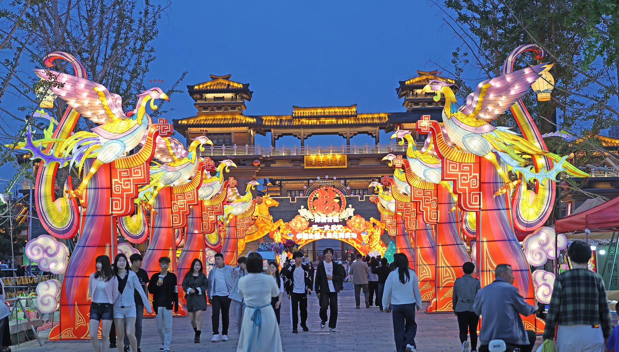 晶采观察丨假日“夜经济”火起来 激发文旅新活力