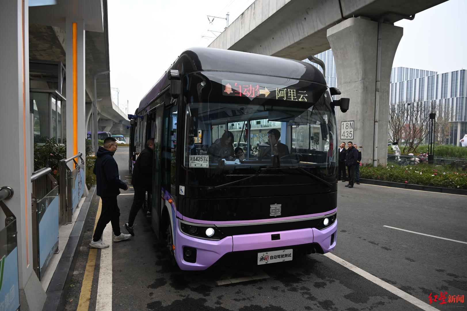 L4级自动驾驶 成都首条企业定制自动驾驶公交示范线载客试运行