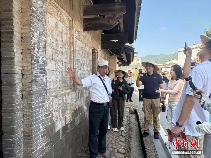 福建长汀：青山忠骨有传人 长征故事代代传
