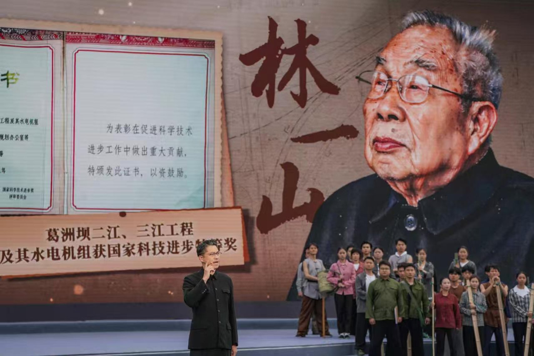 何以中国·当惊世界殊｜从“瞎一只眼也要修葛洲坝”到“40年扎根三峡”：一代人搭梯，一代人登峰