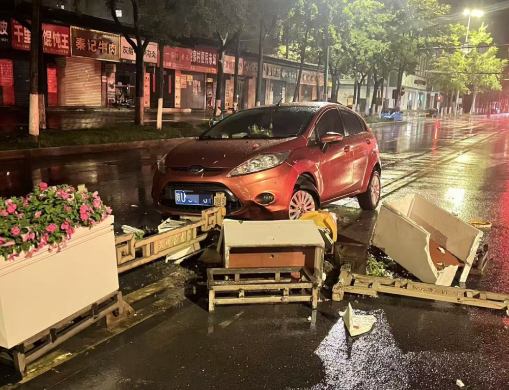 陕西通报“车主撞坏护栏定损超万元”：经调查，管护公司存在核查不实、重复计费、超量计算问题，已暂停维保业务，区环卫站负责人停职调查
