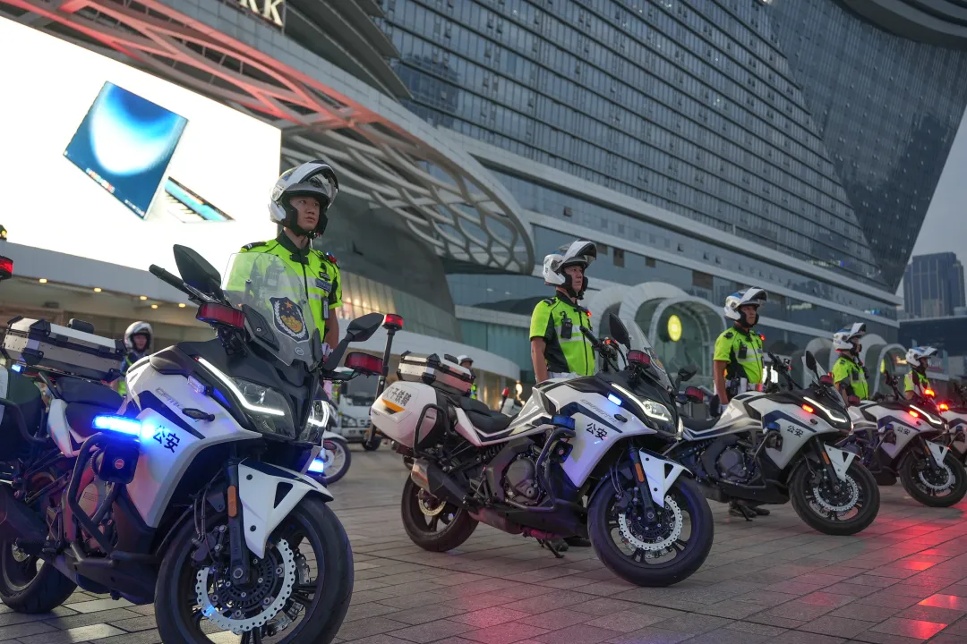 成都交警严查“飙车炸街”违法行为！举报渠道公布