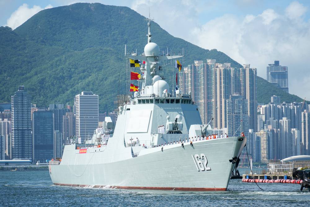 综述：国安家好庆回归 香江舰影引热潮——南宁舰、衡阳舰抵港激发爱国热情