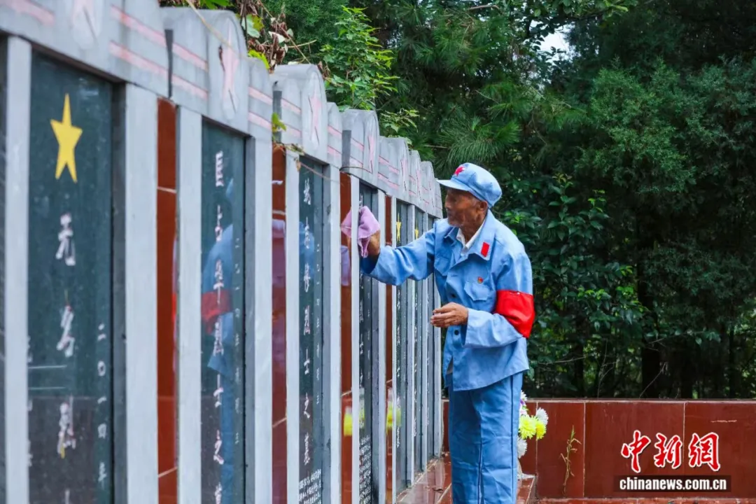 九旬老兵大别山守墓58年：“他们没有亲人，我就做他们的亲人”