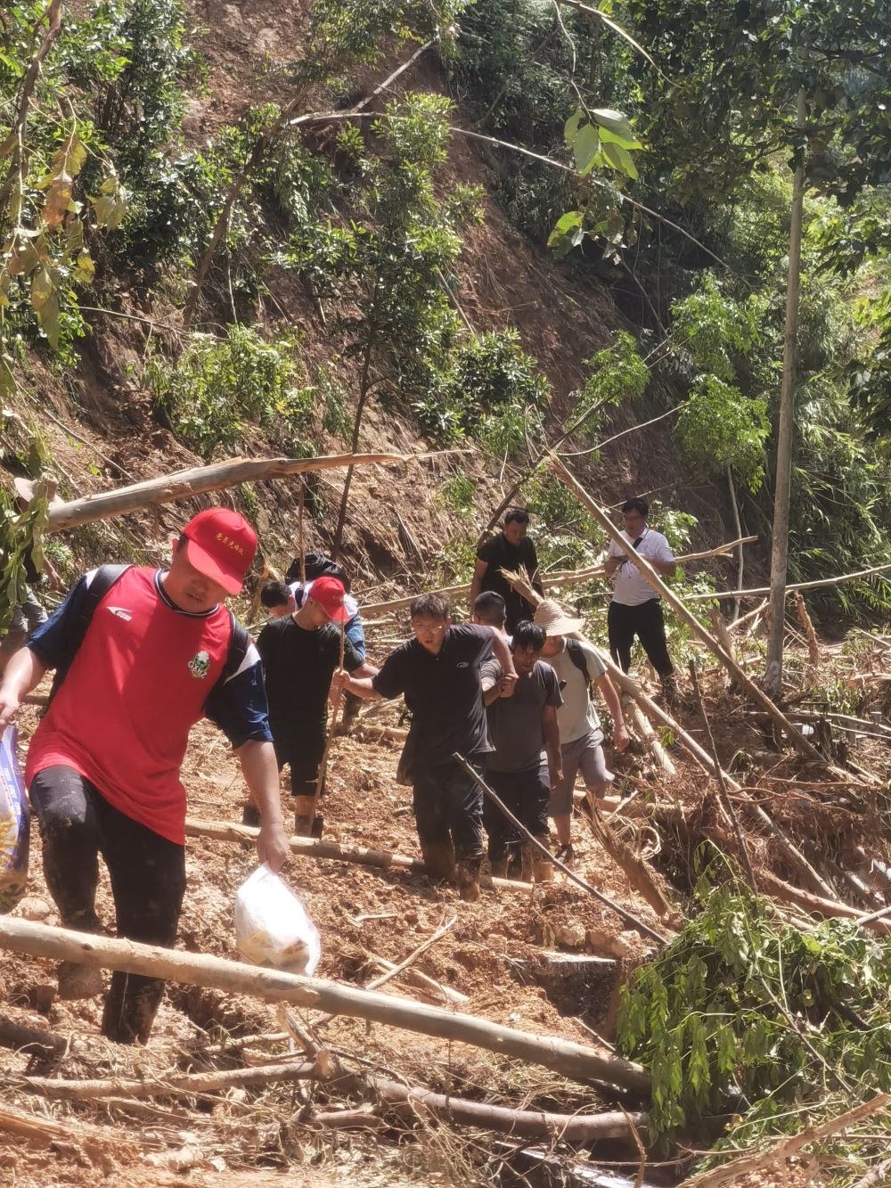 我在现场丨6公里路，5个多小时，挺进“孤岛乡”