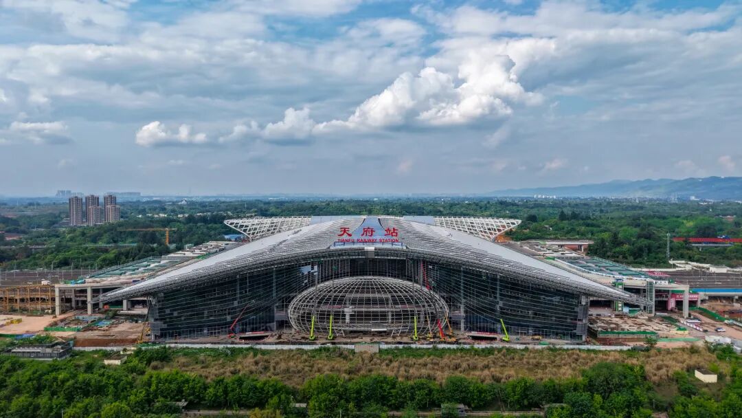 下地铁后直通检票口，不用绕行，四川最大高铁站更方便！天府站已具雏形