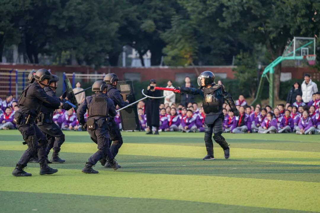 超酷！警察叔叔带着摩托、无人机和警犬来上“安全课”啦！