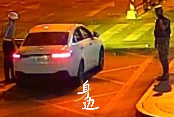 “我知道他们会救我”，成都一网约车司机凌晨突发脑梗，昏迷前将车开到了军营门口