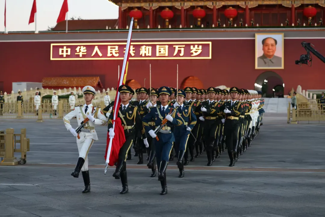 国旗与太阳一同升起！我爱你，中国！