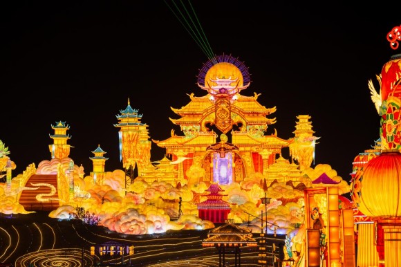 第31届自贡国际恐龙灯会灯组《万千气象》。自贡文旅发展集团供图