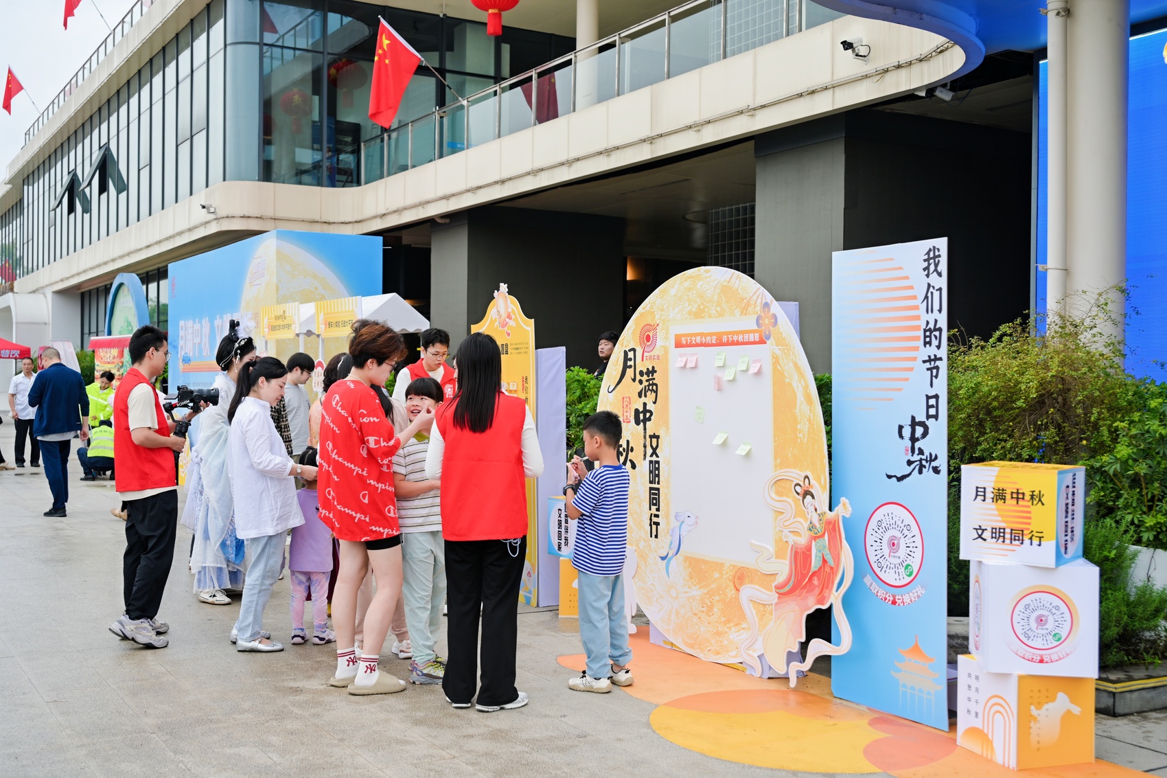 “嫦娥”邀你成都“刹一脚”，文明相伴赴团圆