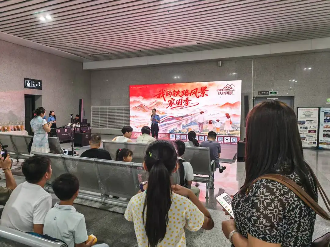 候车室里搭“文化集市”，将赣西三地风光送到旅客身边！