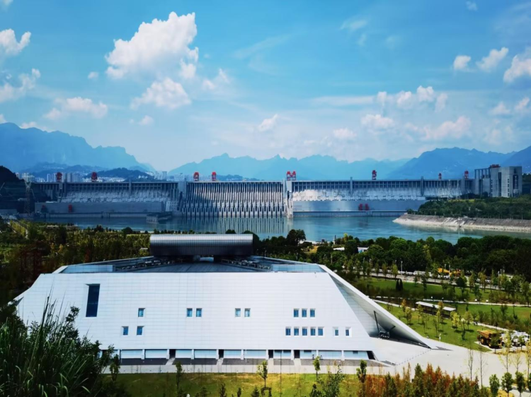 何以中国·当惊世界殊丨大江奔涌处，正是向新时