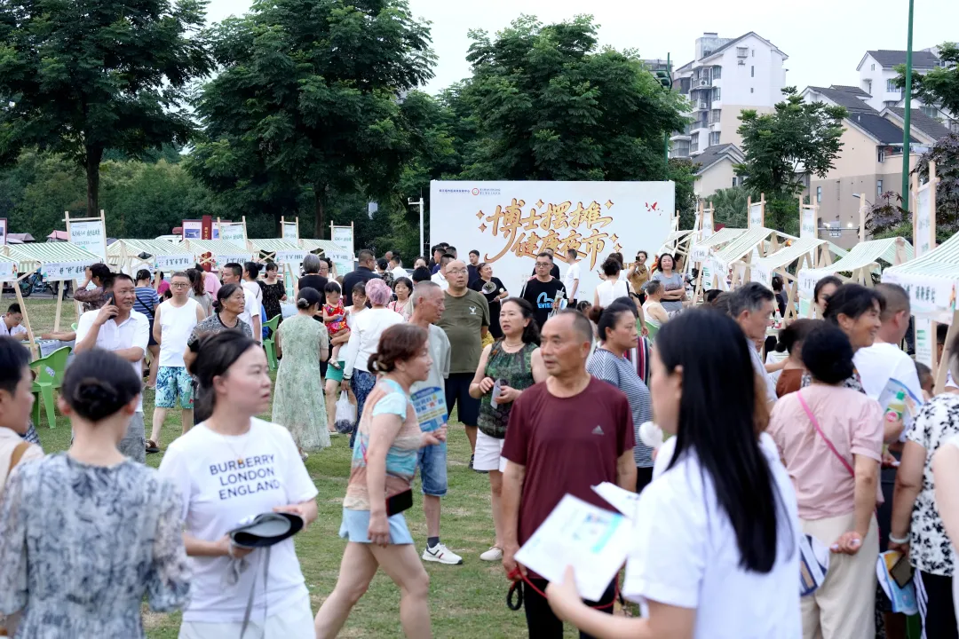 博士专家团“摆摊” 都江堰健康夜市惠民利民接地气