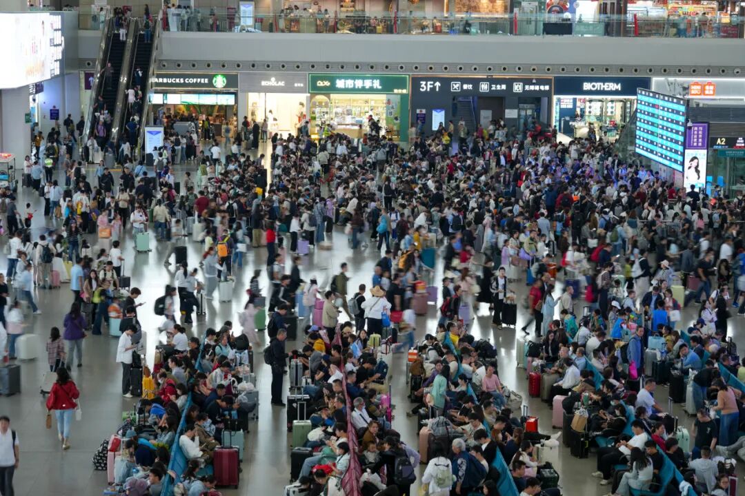 大假第一天，成都A级景区接待游客147万人次；首日热门机票预订城市，成都第一