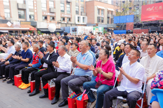 成都以城市礼遇致敬先进典型 2026年度“时代风尚——文艺志愿者在行动”主场主题展演在蓉举行