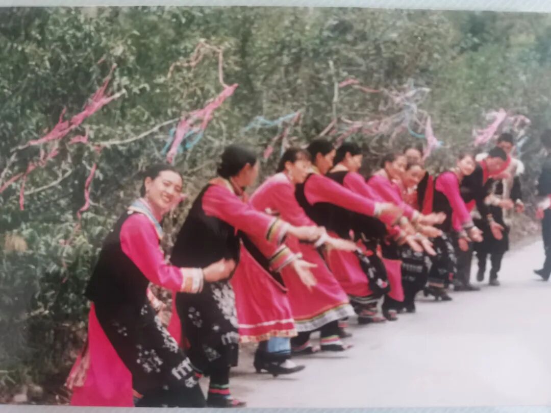 30年前桃坪青年在路边跳舞宣传.jpg