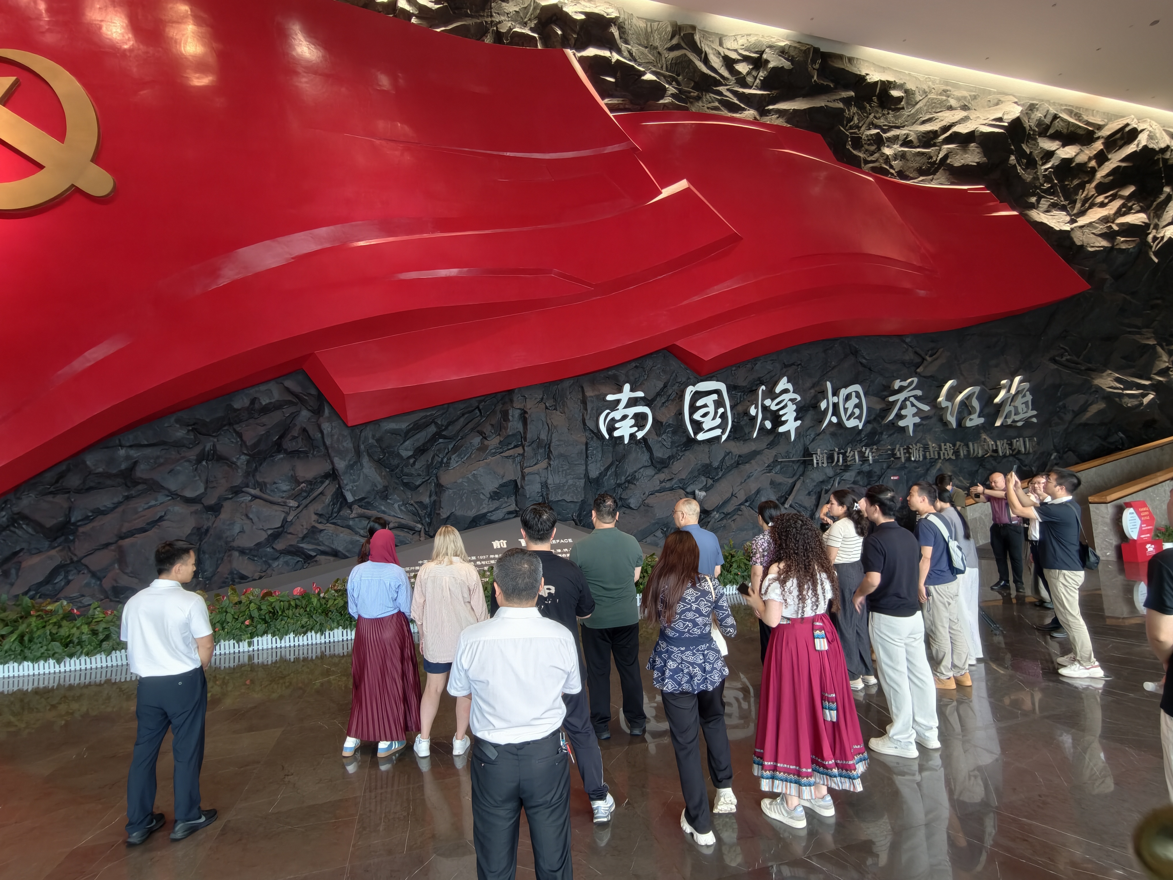 【2026打卡中国】“南国烽烟”未远 中外网红在赣南这座纪念馆里对话历史