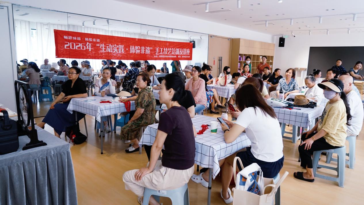 以针为笔传文脉——青羊区蜀绣体验活动走进金凤社区