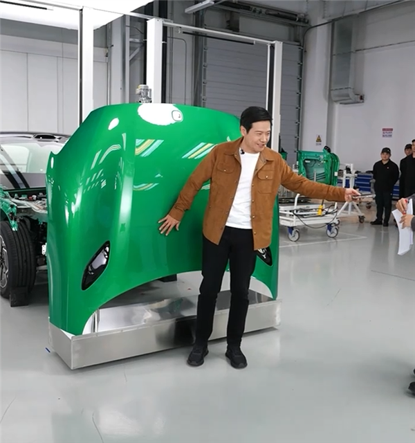 雷軍直播現(xiàn)場(chǎng)跟小米YU7機(jī)蓋比身高：1米83竟不占優(yōu)勢(shì)