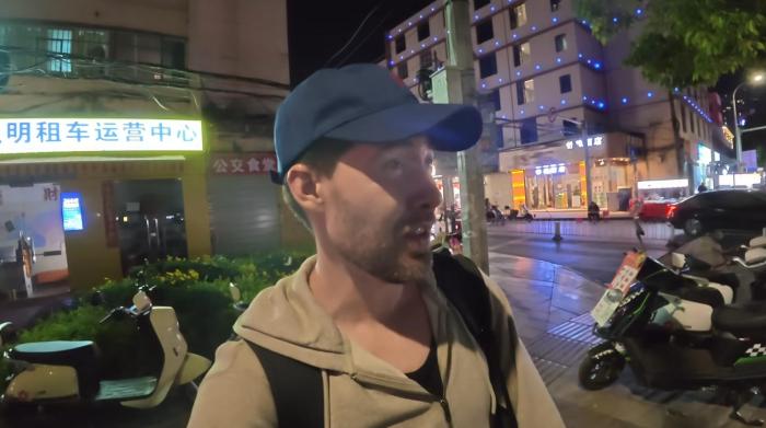 美国网红想拍“落后的中国”，却被一群大凉山孩子追问爱泼斯坦丨真相