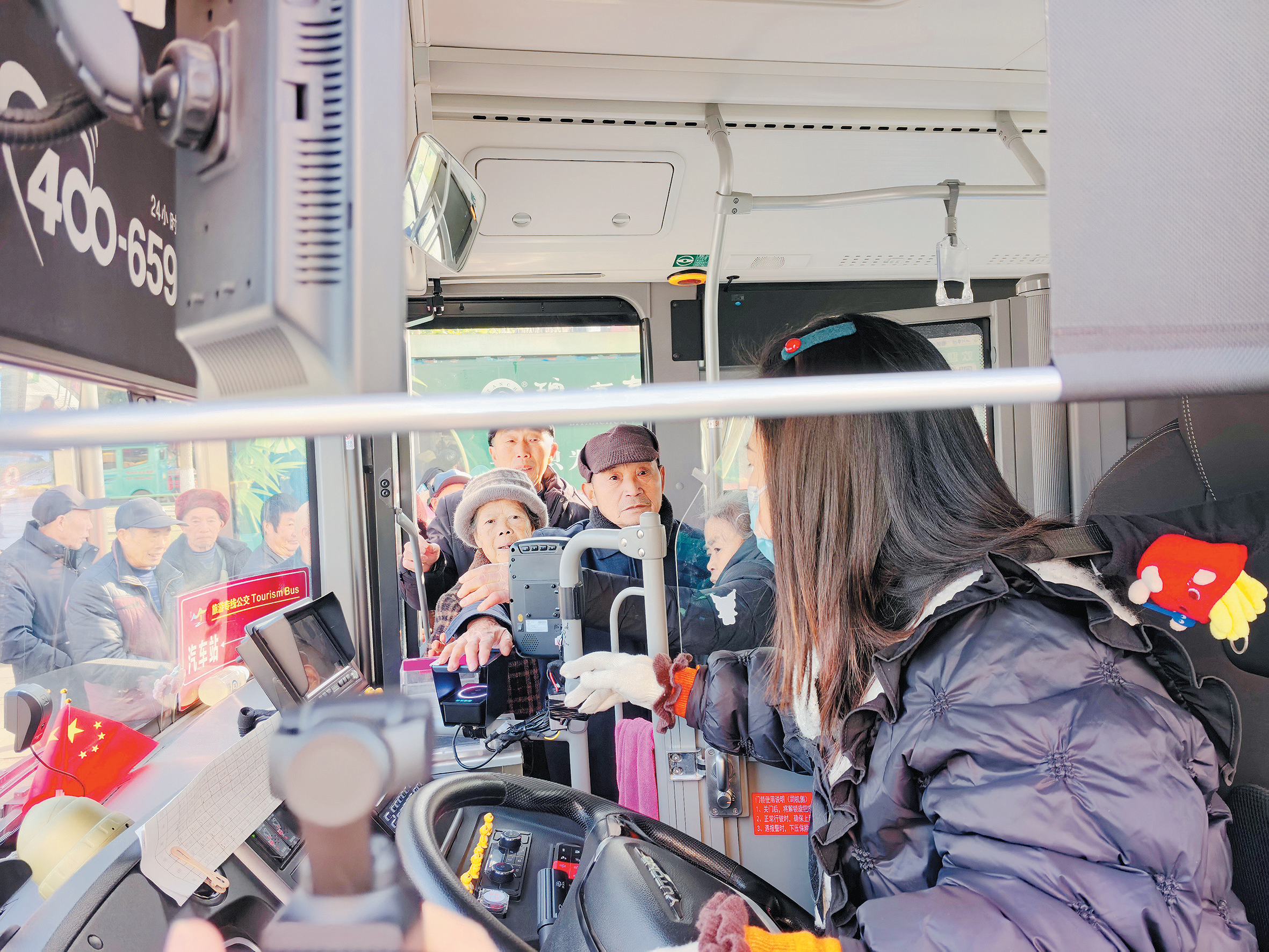 坐公交車忘帶卡？伸手一“刷”就行(圖1)