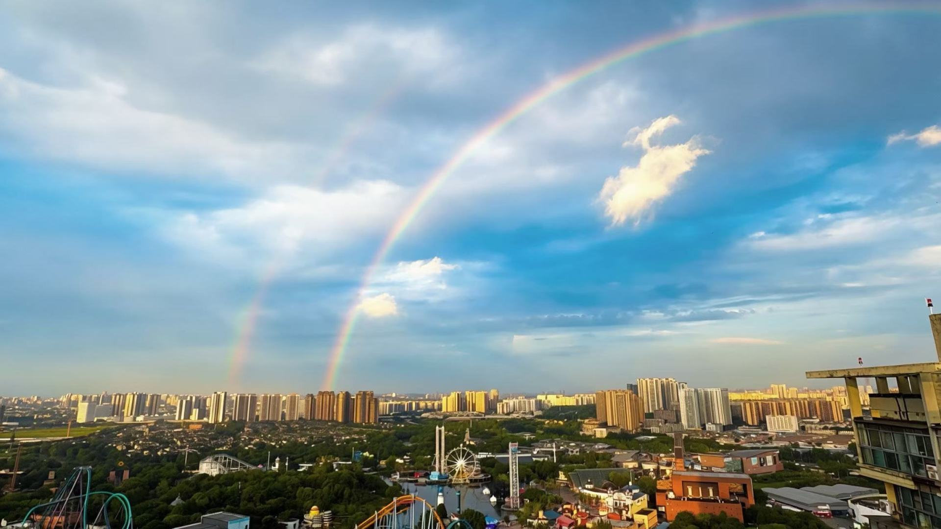 绚丽风景美如童话 成都市区再现“双彩虹”