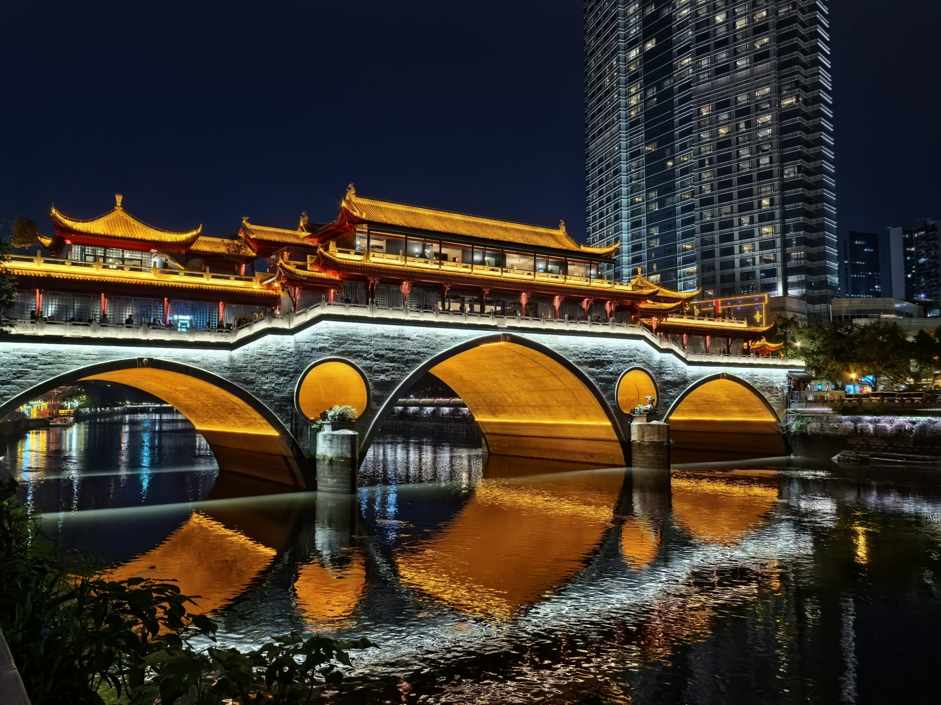 假期不远行 安顺廊桥夜景点亮公园城市慢生活