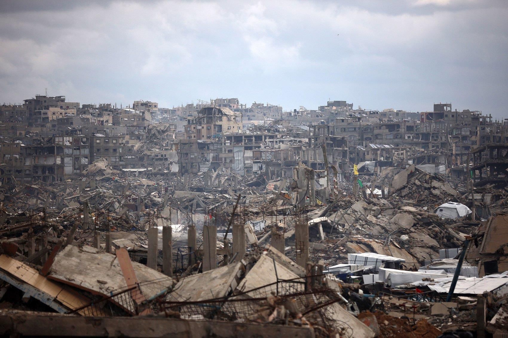 鲍威尔转向，美股狂欢，美国“债务死亡螺旋”如何破解；加沙超110万人濒临断粮；苹果新Siri或植入谷歌Gemini；英伟达财报下周来袭| 一周国际财经|