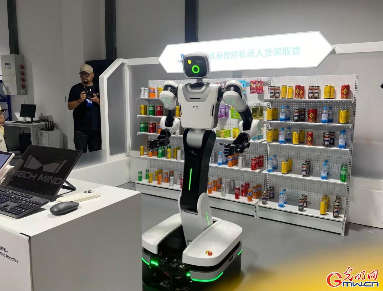 活力中国调研行：输入指令体验机器人售货员精准服务