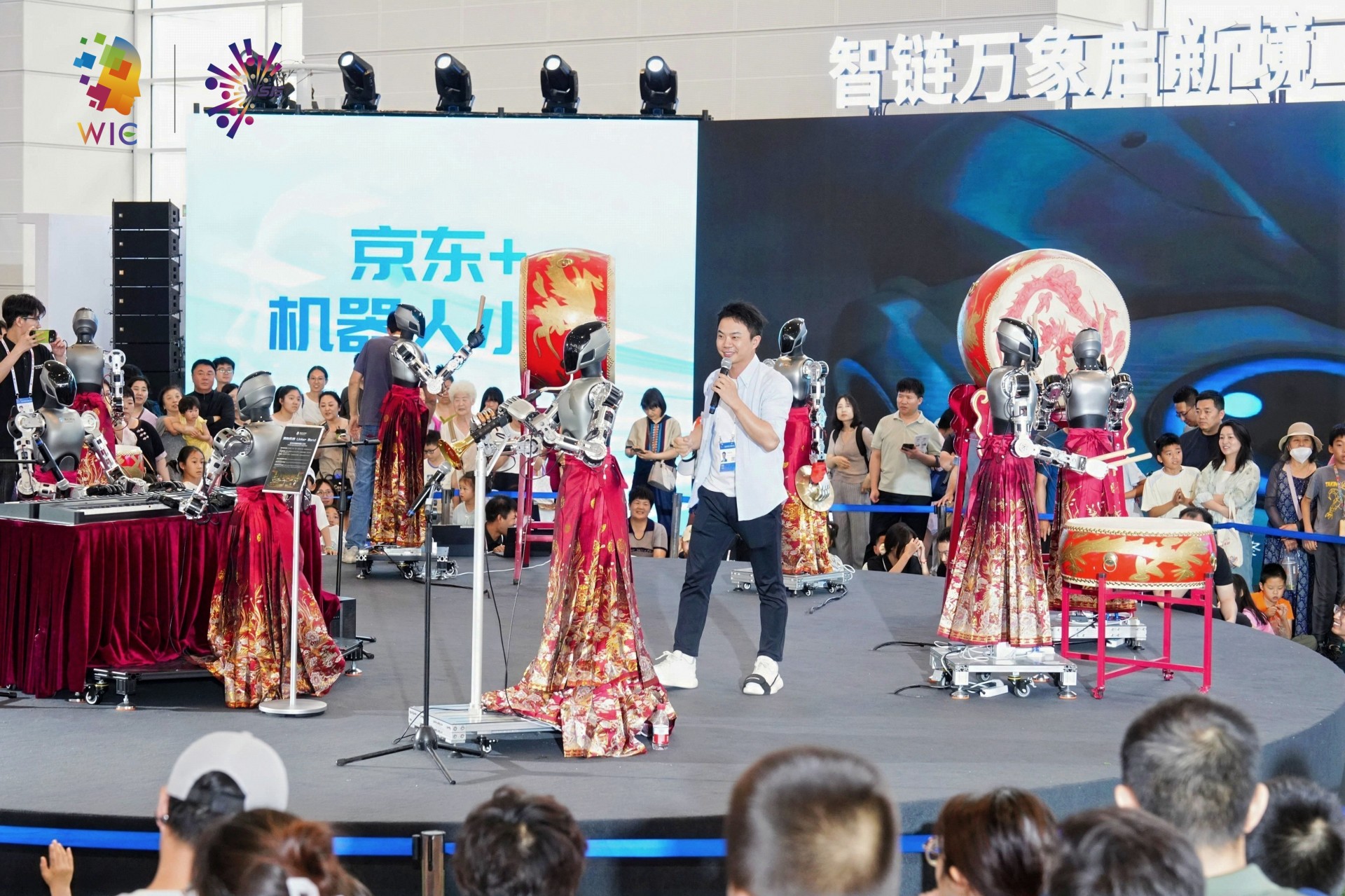 煎饼果子机器人、智能导盲犬齐登场 直击2026年智博会：具身智能上演真实 “职场日常” 中国智能产业落地提速，但算力鸿沟亟待跨越 (http://www.kingbaby.com.cn/) wap 第4张