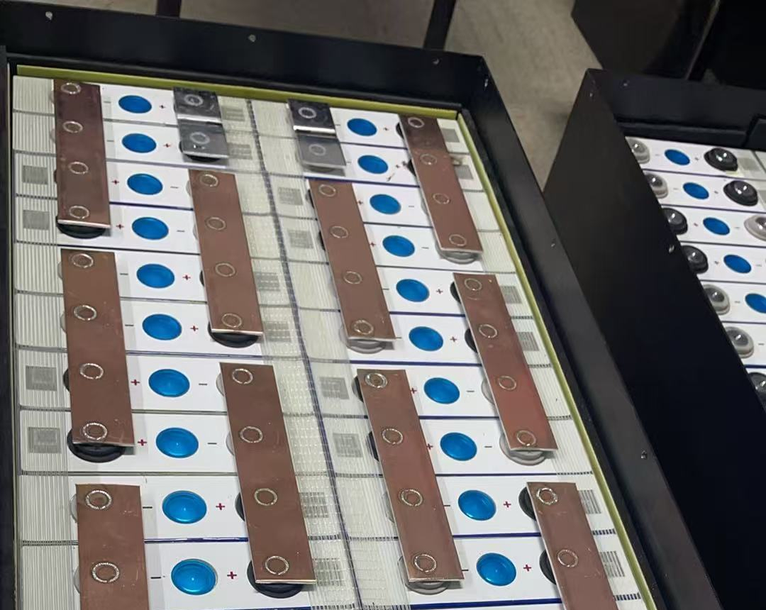 直击新能源汽车废电池黑产链：激光焊接无证拼装 小作坊拆解转卖利润过万 两轮电动车主安全堪忧