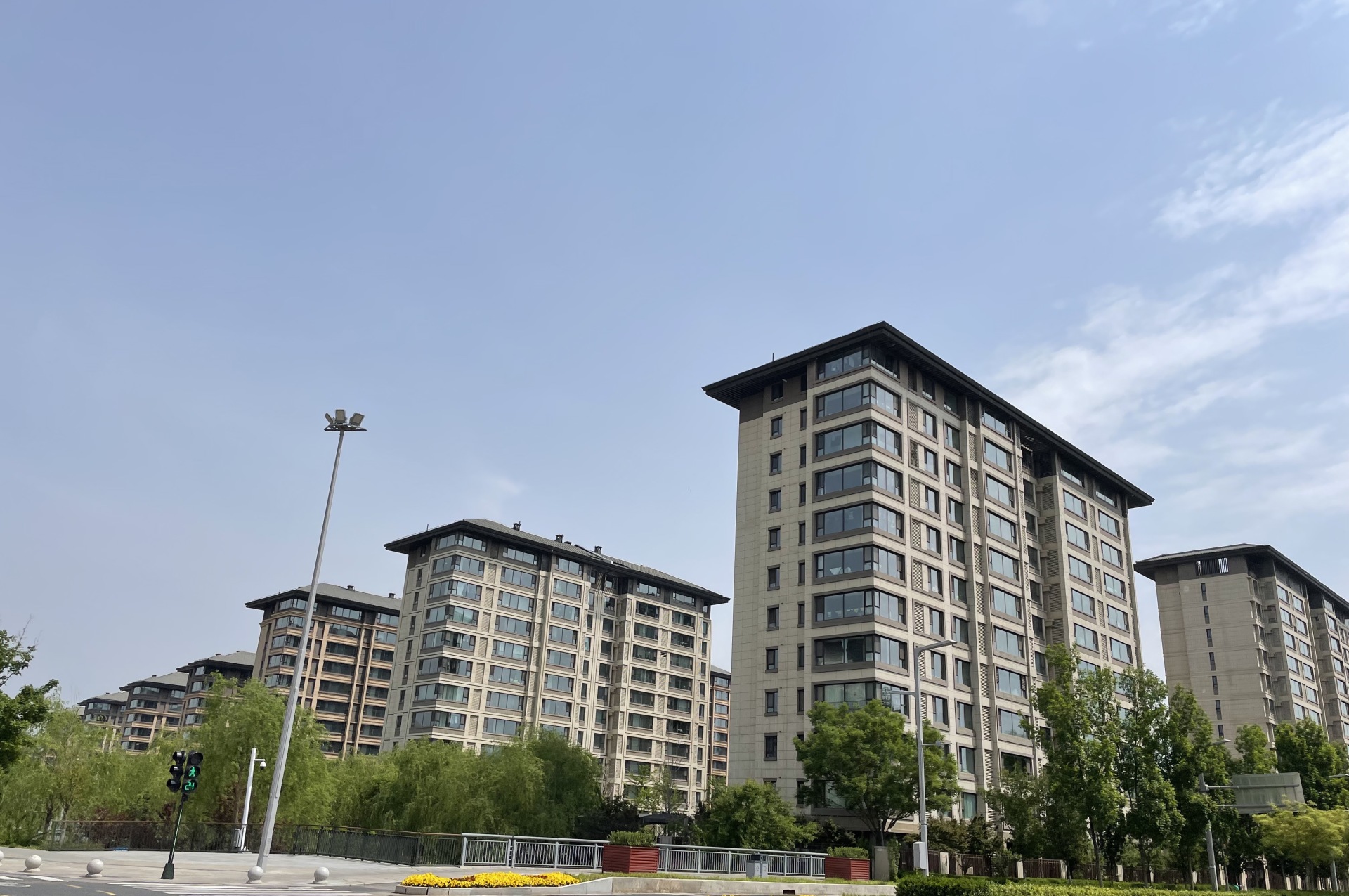 客户排队等讲解、组团看样板间，雄安新区楼市“五一”假期也热闹，依旧严格限购、现房销售 (http://www.999law.cn/) caij 第2张