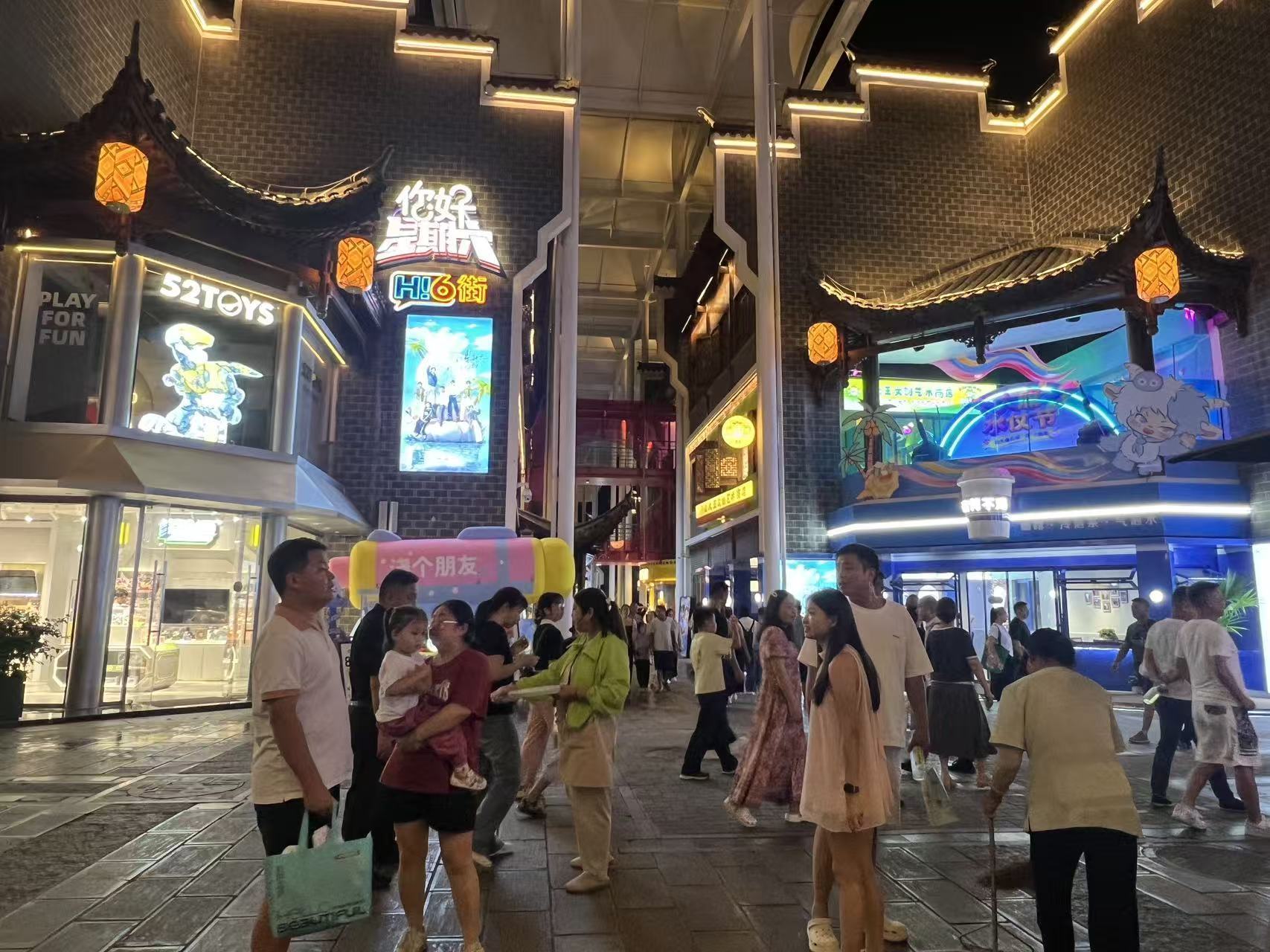 活力中国调研行｜曾被央媒点名“人造空城”，如今复业已“满月”：客流量突破百万人次，芒果IP如何“换芯”大庸古城？ (http://www.kingbaby.com.cn/) wap 第3张