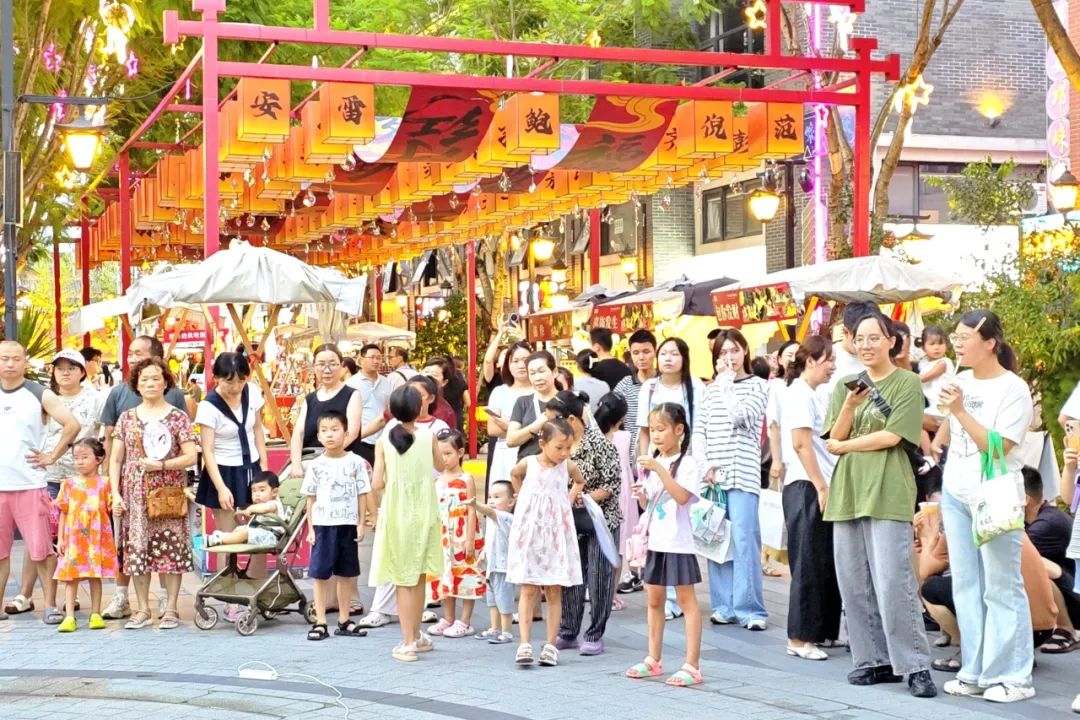 变“台下仰望”为“场景参与”，邛崃文脉坊街头演艺首秀点亮夏夜