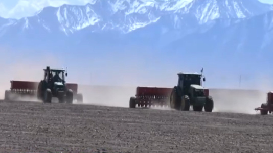 “北斗+”科技兴农绘就农耕新图景 广袤高原奏响“智慧春耕曲”