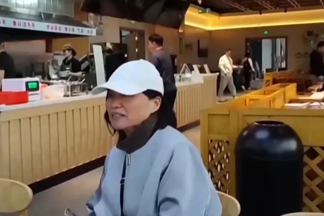 央视曝光悬空寺景区乱象：游客凌晨5点排队买不到票，黄牛却能买到售罄票，100元的票翻倍加价；黑车司机非法揽客，在落石区打卡拍照