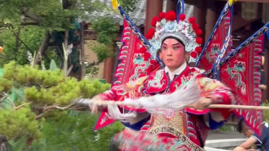 学台步练手势，零距离体验传统戏曲