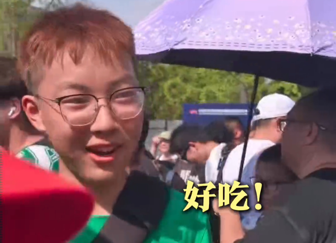 成都蓉城主场迎战北京国安，赛前球迷温馨一幕，四川球迷“投喂”60份冰粉兔头