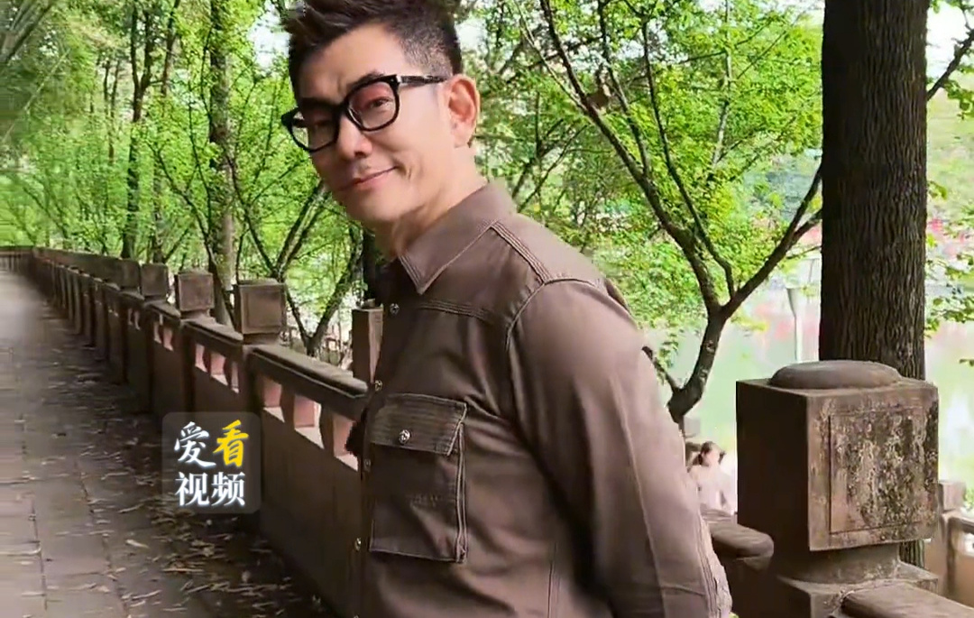 打麻将、吃串串、逛公园，任贤齐在成都好松弛 ！