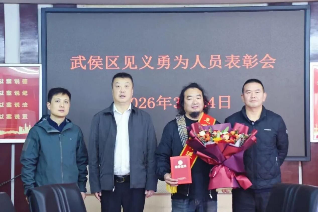 “不能见死不救吧！”武侯玉林街道居民跳水救人