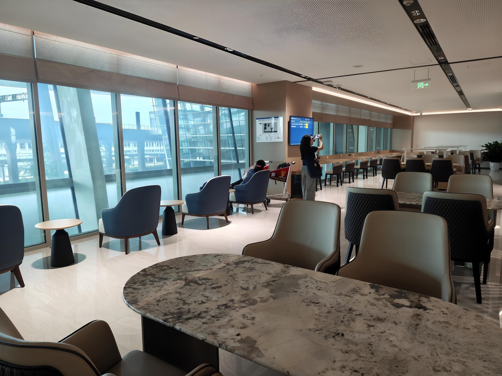 旅客暑期游为何爱来成都？记者到机场打探：舒心实惠，非常便利