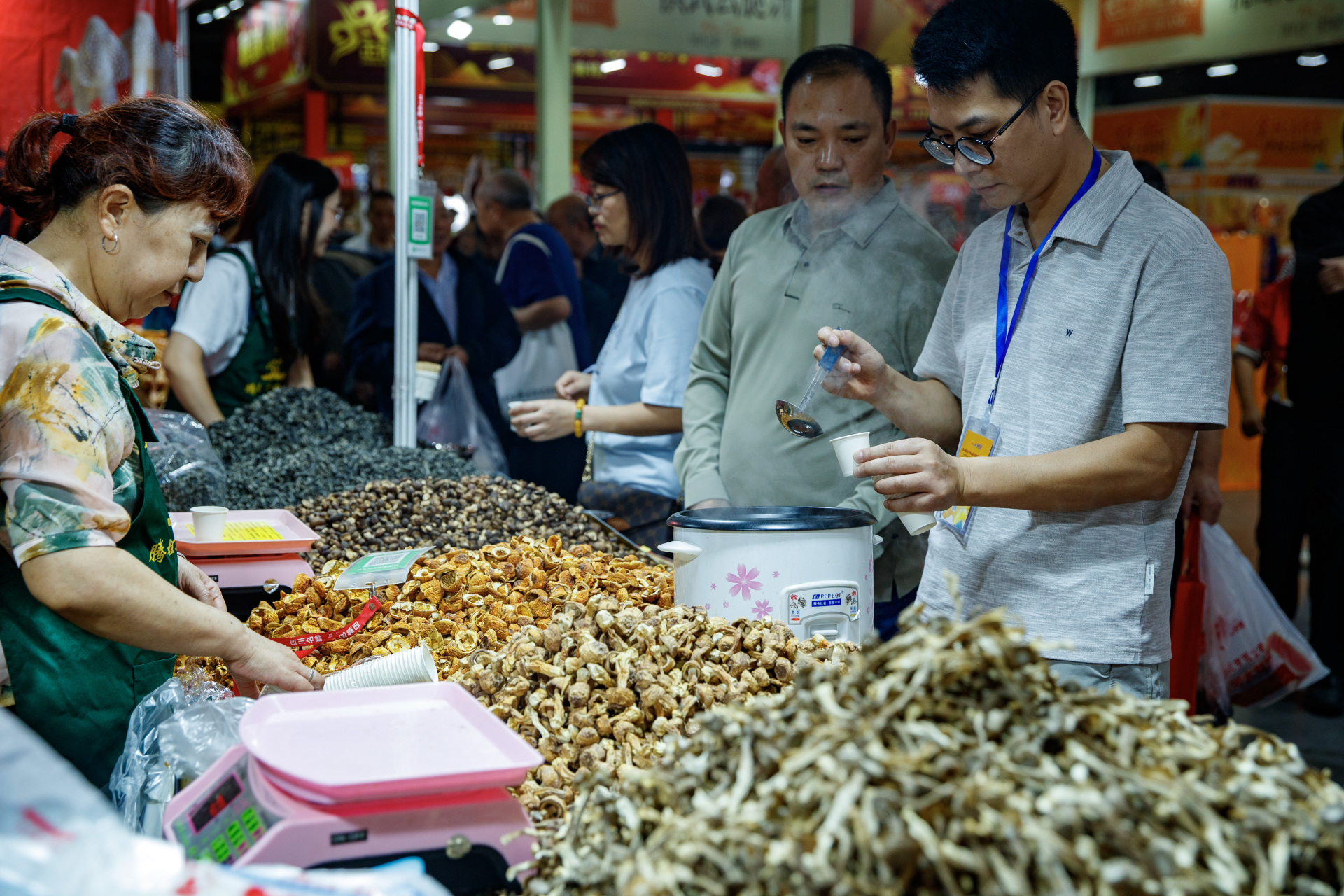 佳节渐近美食飘香 中秋食博会人气持续火爆