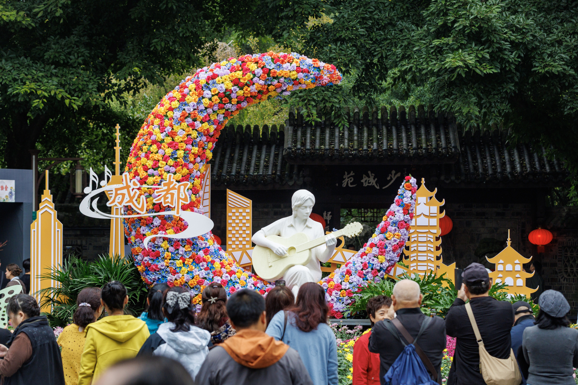 金秋菊事即将启幕 14万余盆菊花扮靓蓉城秋日