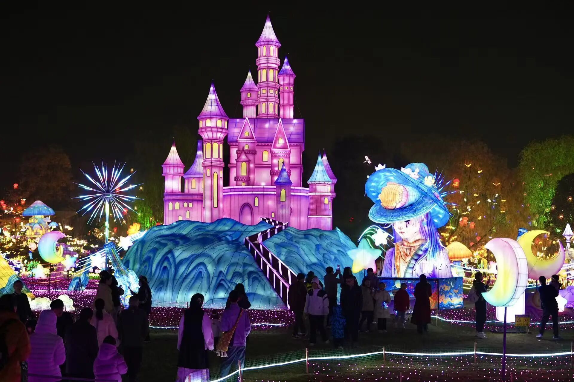 非遗千灯游园会游人如织 在光影中感受文化传承的力量