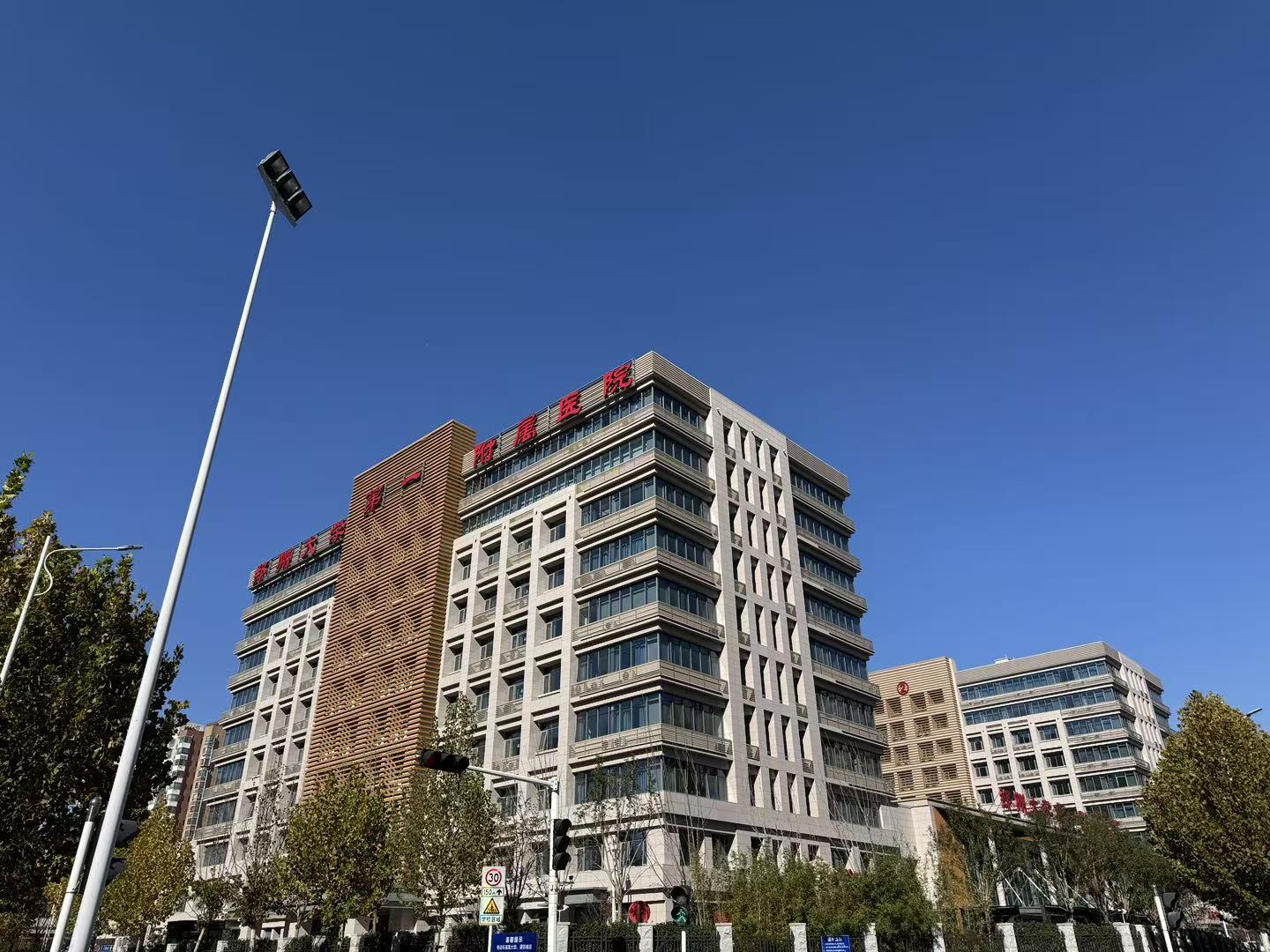 直击亚洲最大医院西院区转型，停诊转向科研，行业人士揭秘医院发展新思路，科研为强！