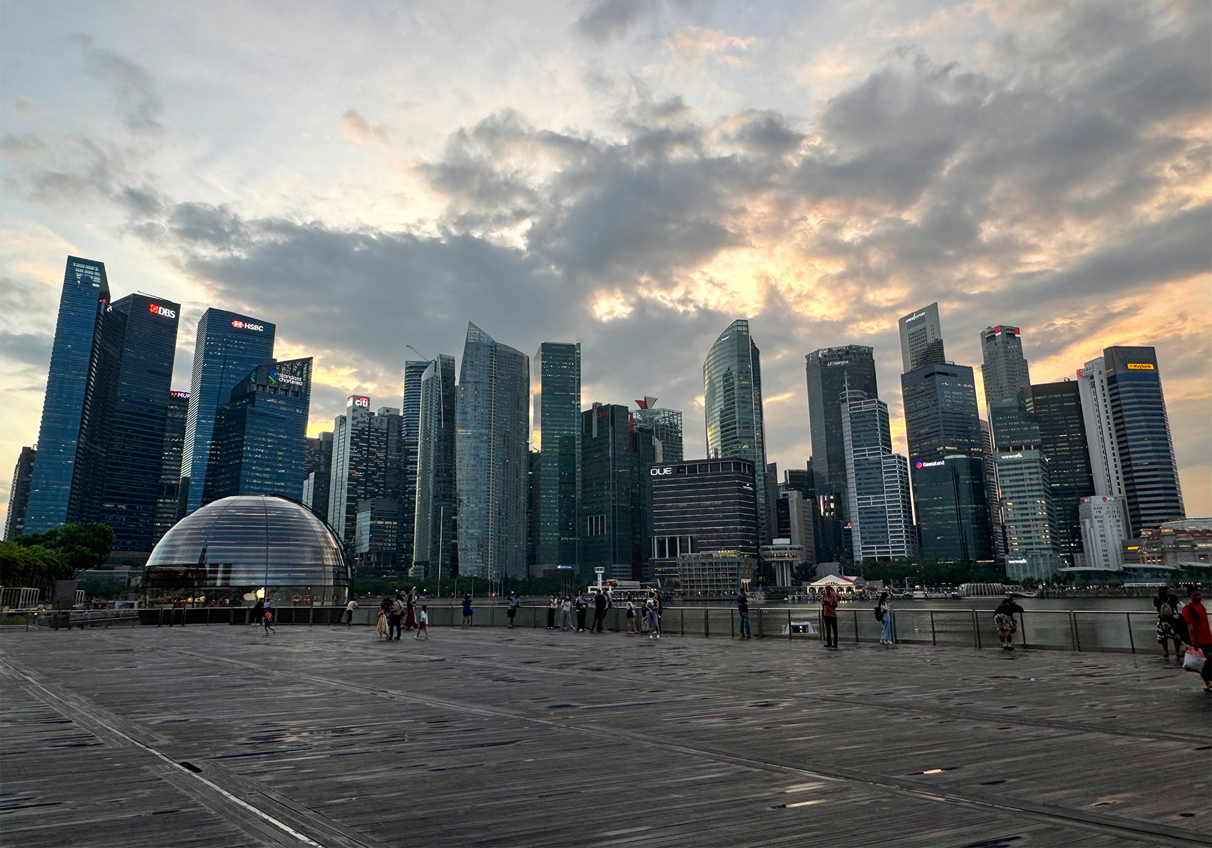 上半年诈骗案近2万起！新加坡通过法律：将对诈骗分子处以鞭刑，最多可打24鞭；行刑人员有些是武术或搏击高手| 每日经济新闻