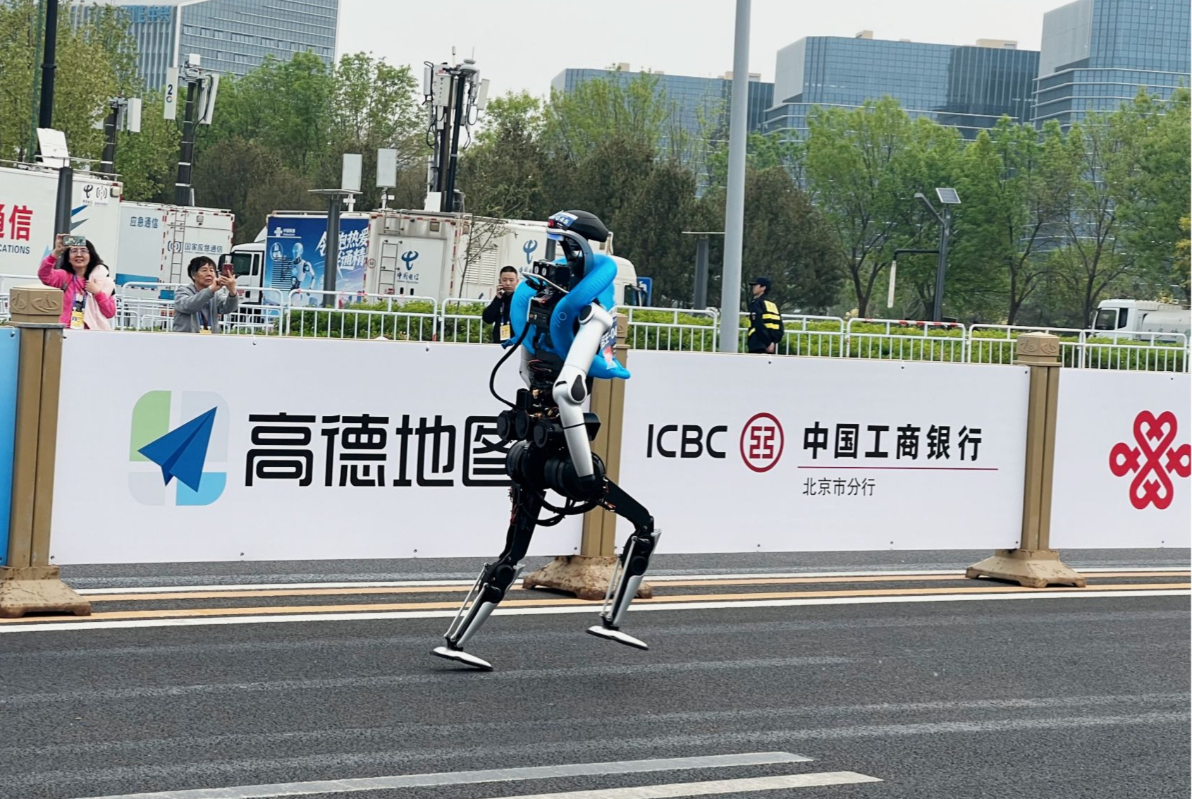 一年提速近两小时、从遥控到自主 、跑赢人类！人形机器人“半马”刷新纪录 真实世界大考才刚刚开始 (http://www.photoreceiver.com/) 财经 第4张