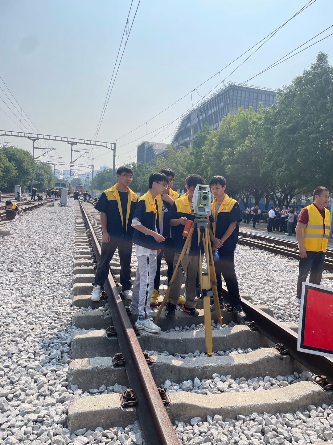活力中国调研行｜柳州把职教课堂搬上跨国铁路：320万字标准出海，2000名东盟留学生“学技”柳州 (http://www.chichengjiaxiao.cn/) caij 第2张
